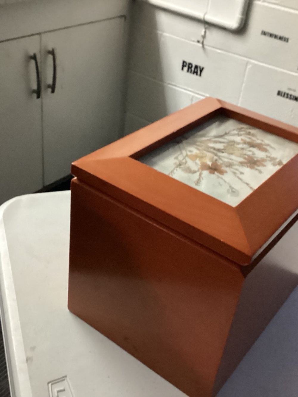 PRESSED FLOWER TRINKET BOX. FABULOUS ITEM NICE SIZED WOOD